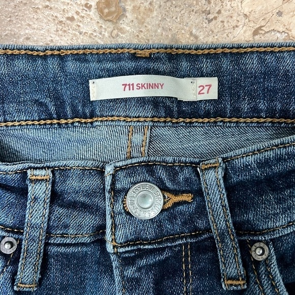 Levi’s 711 Skinny Dark Wash - Picture 3 of 6